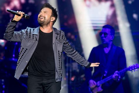 Tarkan Live i Stockholm - En Kväll Fylld av Östkulturell Glädje och Ljudlig Kärlek!